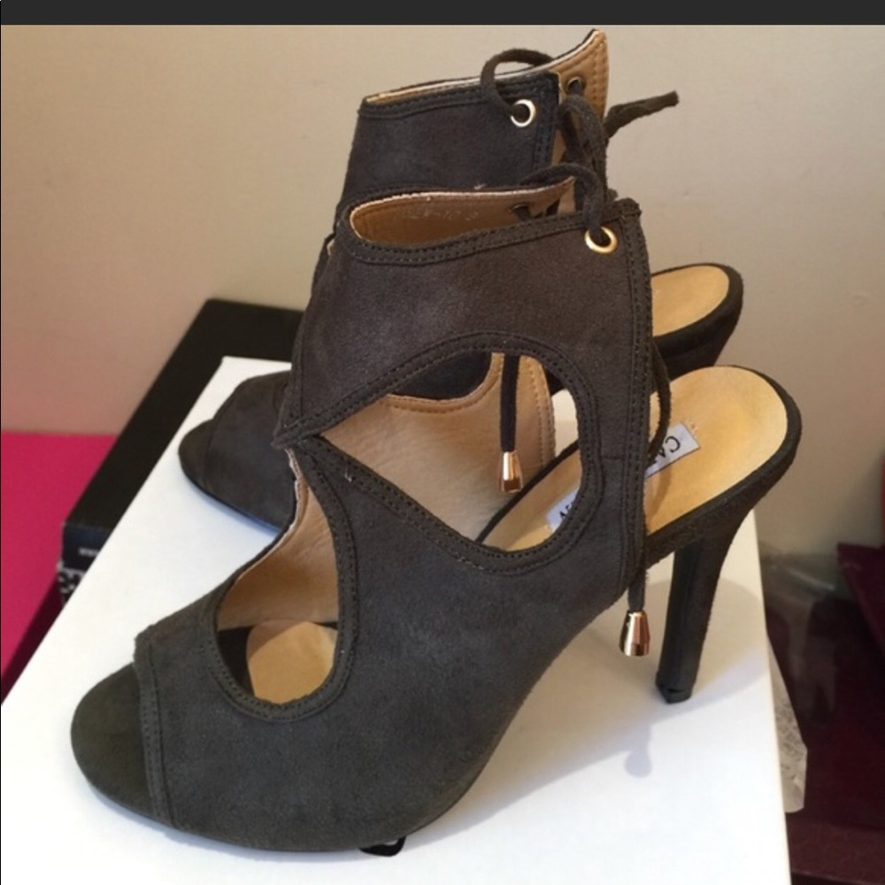 Host pick 🎉🎉 gorgeous olive celebrity style heels by viviglam💃